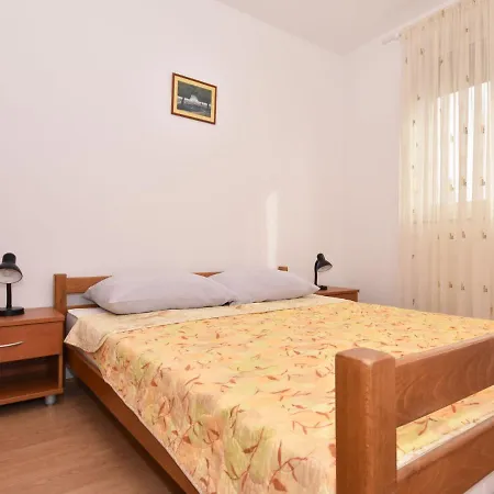 Appartement Davor-1 *
